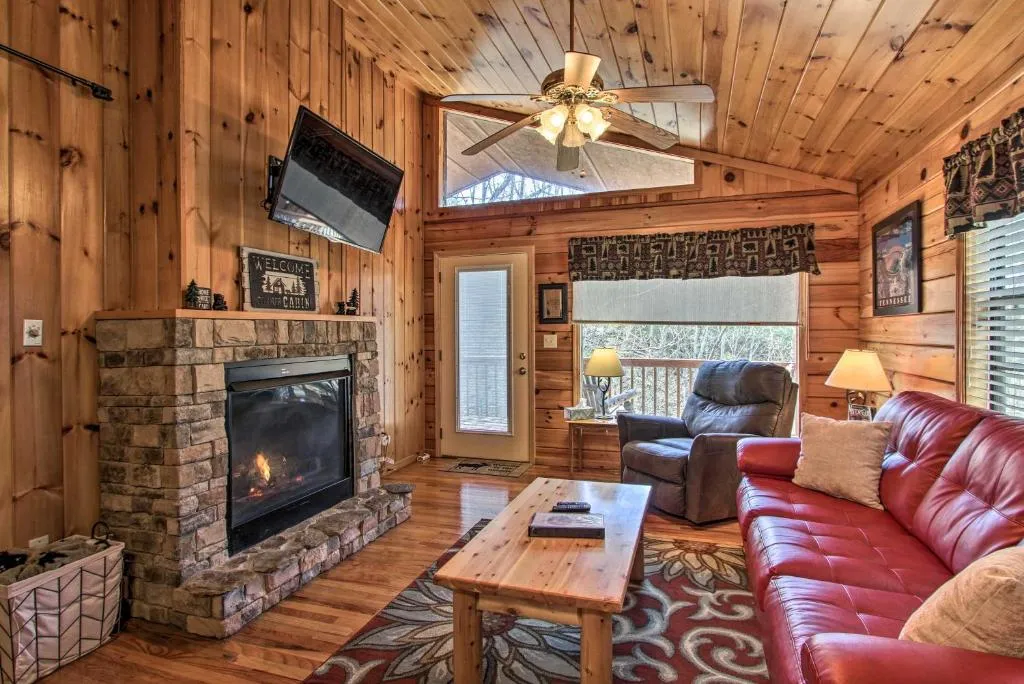 Hidden Springs Cabin w/ Hot Tub, 2 Mi to Dollywood