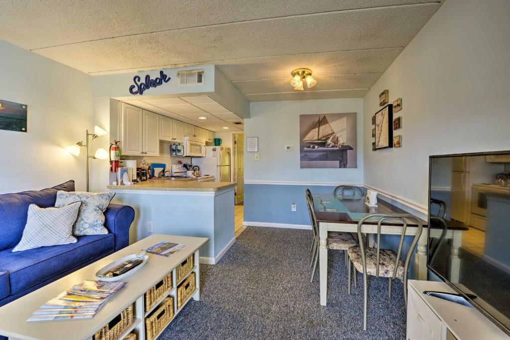 een woonkamer met een blauwe bank en een tafel bij Coastal Condo with Pool, 1 Block to Wildwood Beach! in Wildwood