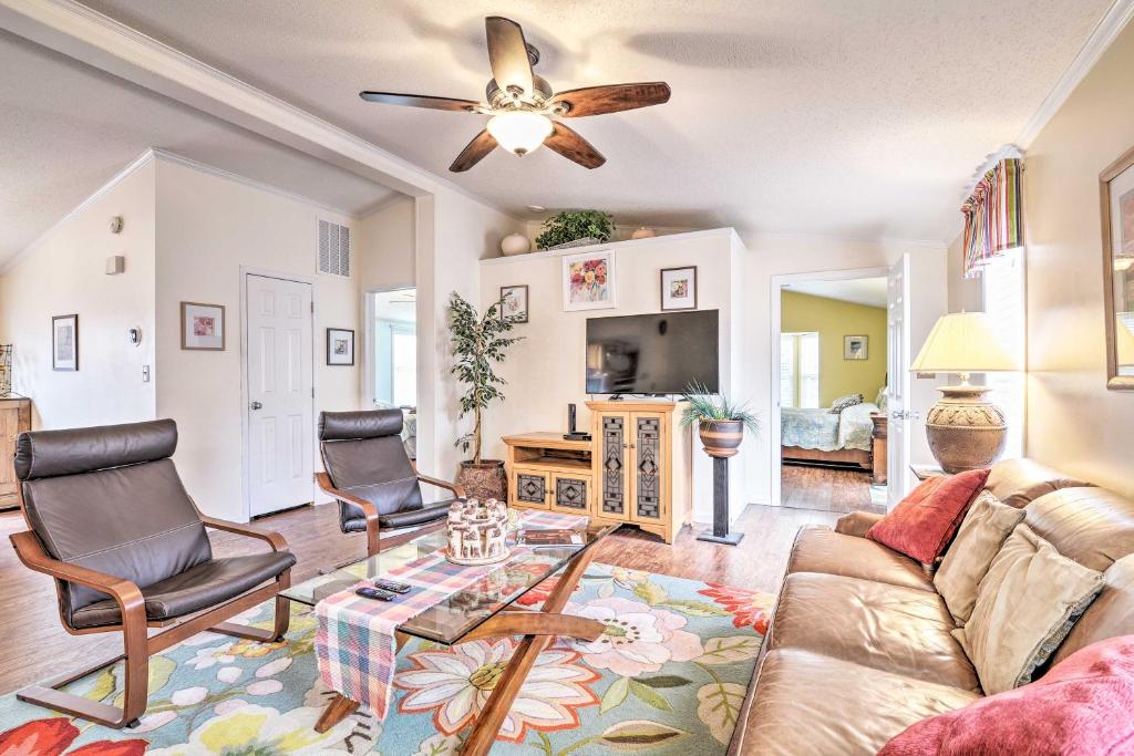 - un salon avec un canapé et des chaises dans l'établissement Surfside Beach Home with Resort Perks Walk to Beach, à Myrtle Beach