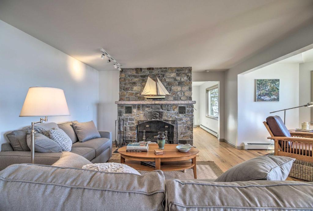 een woonkamer met een bank en een open haard bij Plattsburgh Home with Deck on Lake Champlain in Plattsburgh