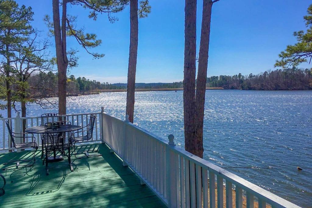 Harrods Hideaway with Deck, Dock on Lake Norrell, Ferndale (precios