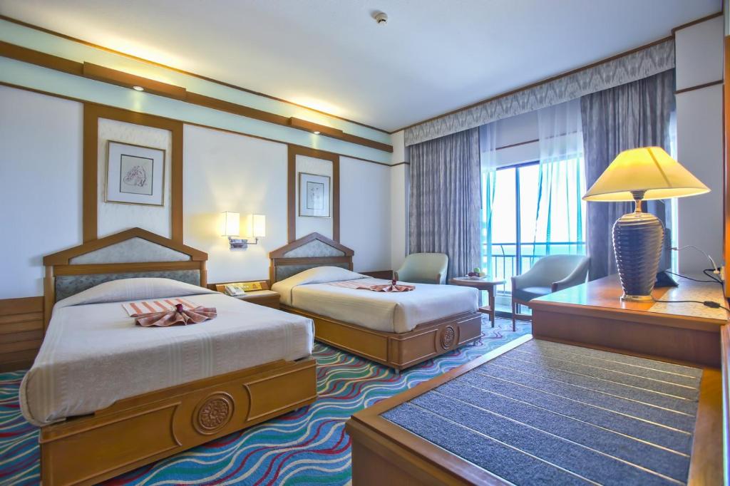 Postel nebo postele na pokoji v ubytování Asia Cha-am Hotel