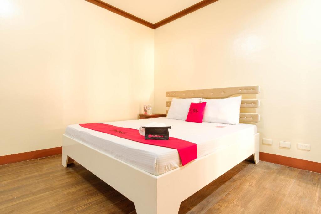Postel nebo postele na pokoji v ubytování RedDoorz Plus @ Seaborne Hotel Subic Zambales