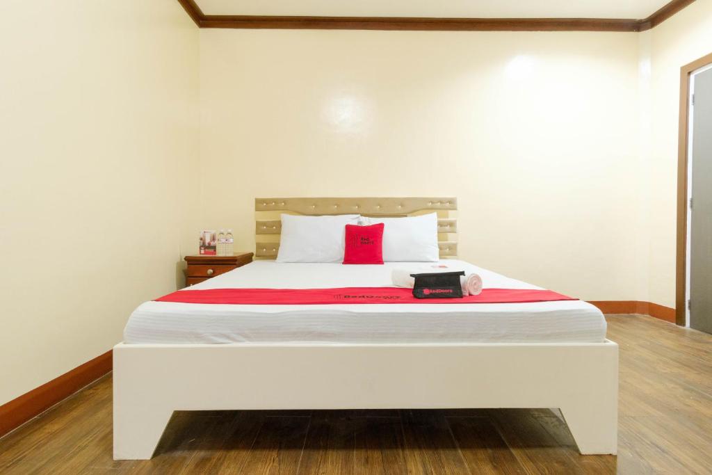 Postel nebo postele na pokoji v ubytování RedDoorz Plus @ Seaborne Hotel Subic Zambales