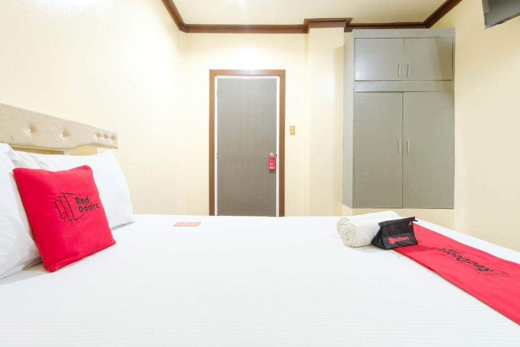 Postel nebo postele na pokoji v ubytování RedDoorz Plus @ Seaborne Hotel Subic Zambales
