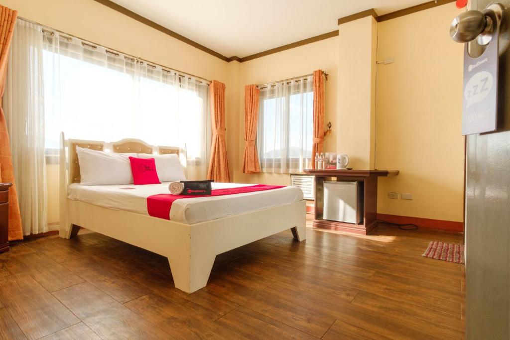 Postel nebo postele na pokoji v ubytování RedDoorz Plus @ Seaborne Hotel Subic Zambales