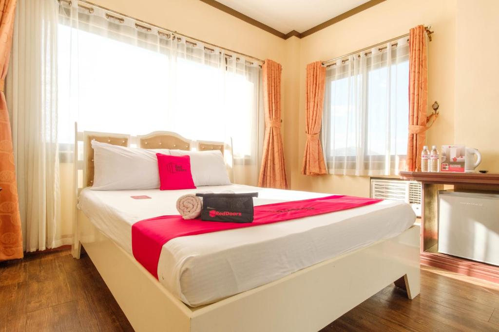 Postel nebo postele na pokoji v ubytování RedDoorz Plus @ Seaborne Hotel Subic Zambales