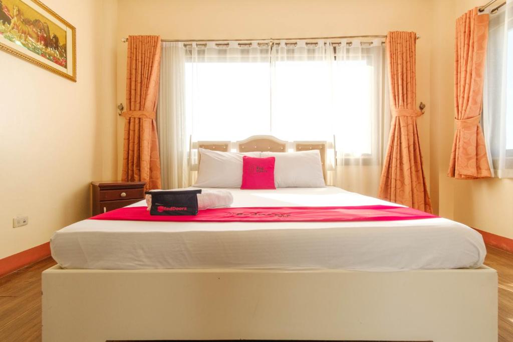 Postel nebo postele na pokoji v ubytování RedDoorz Plus @ Seaborne Hotel Subic Zambales