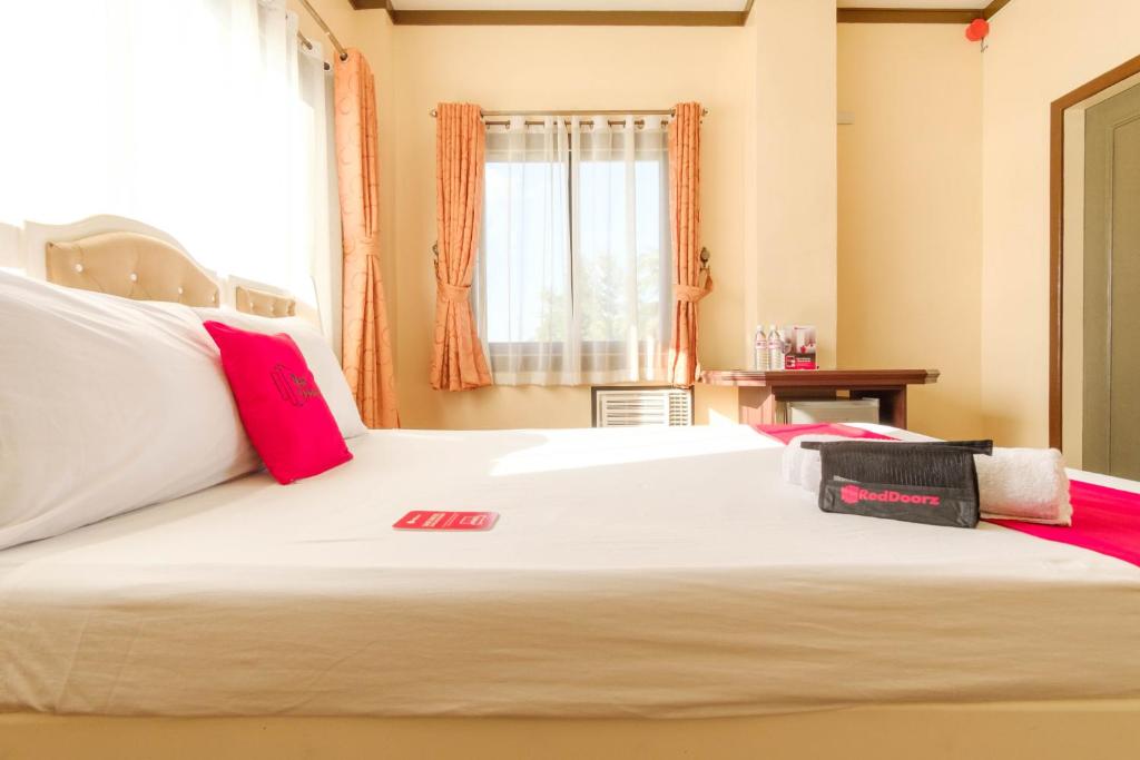 Postel nebo postele na pokoji v ubytování RedDoorz Plus @ Seaborne Hotel Subic Zambales