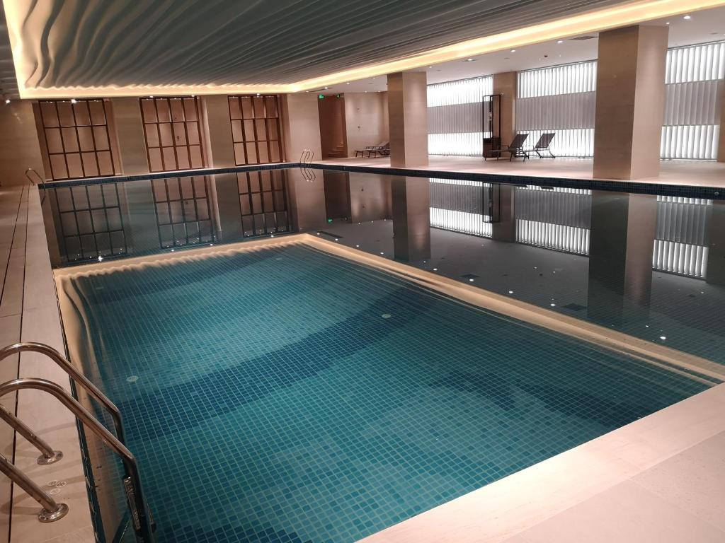 Bazén v ubytování Vignette Collection Haikou Yatter Hotel by IHG nebo v jeho okolí