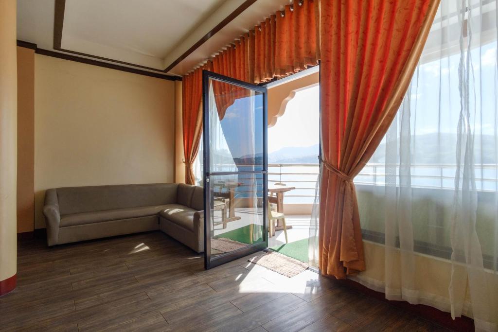 Posezení v ubytování RedDoorz Plus @ Seaborne Hotel Subic Zambales