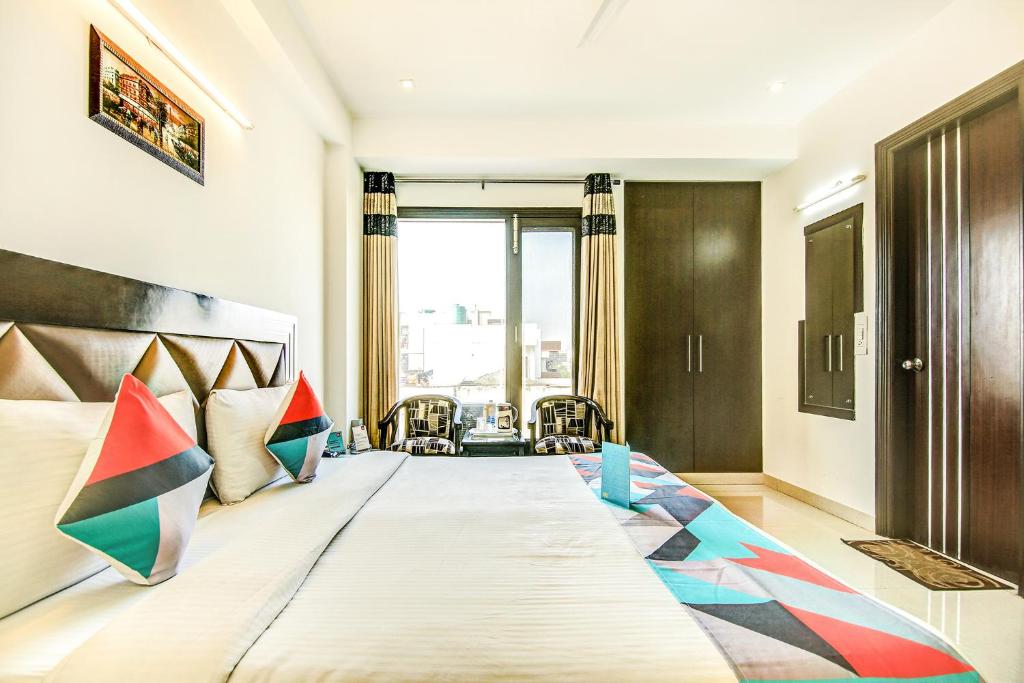 Postel nebo postele na pokoji v ubytování FabExpress Hemkunt Residency Noida