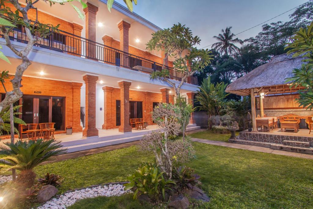 - une vue sur l'extérieur d'une maison avec un jardin dans l'établissement Ratna Guest House, à Ubud