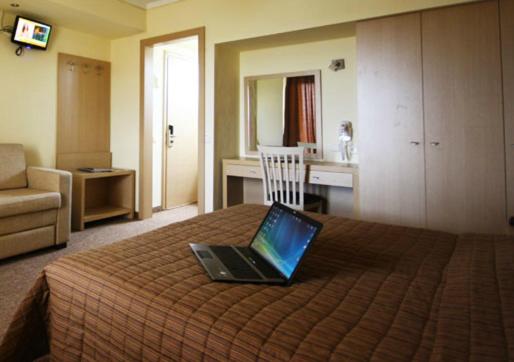 TV a/nebo společenská místnost v ubytování Orpheus Hotel