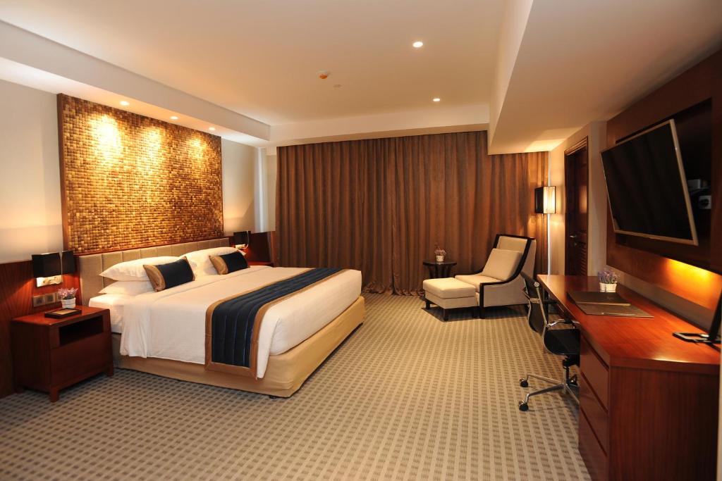 Postel nebo postele na pokoji v ubytování Yangon Thanlwin Hotel