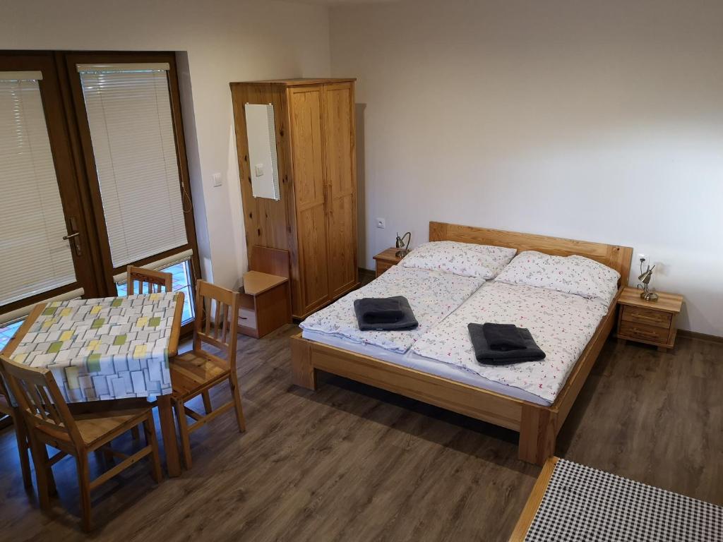 Postel nebo postele na pokoji v ubytování Chatky Janis