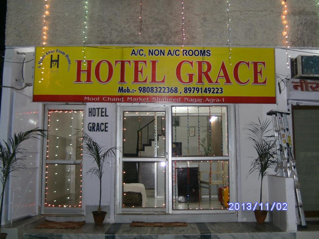 eine Hotelgarage mit einem Schild davor in der Unterkunft Hotel Grace in Agra