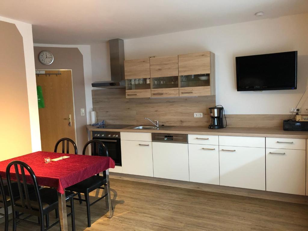 Kuchyň nebo kuchyňský kout v ubytování Apartmenthaus Weber