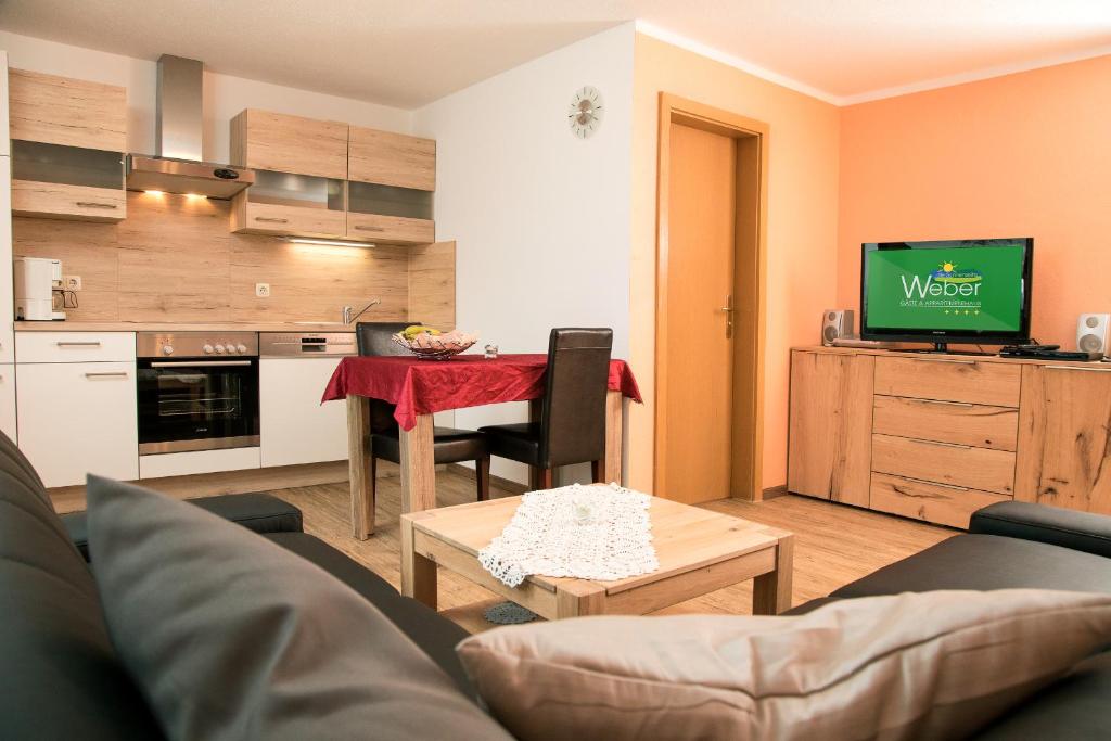 Kuchyň nebo kuchyňský kout v ubytování Apartmenthaus Weber