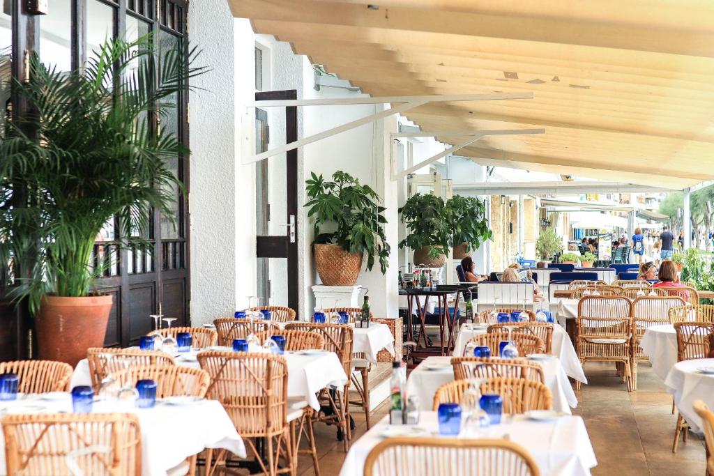 Reštaurácia alebo iné gastronomické zariadenie v ubytovaní Hotel Rosamar