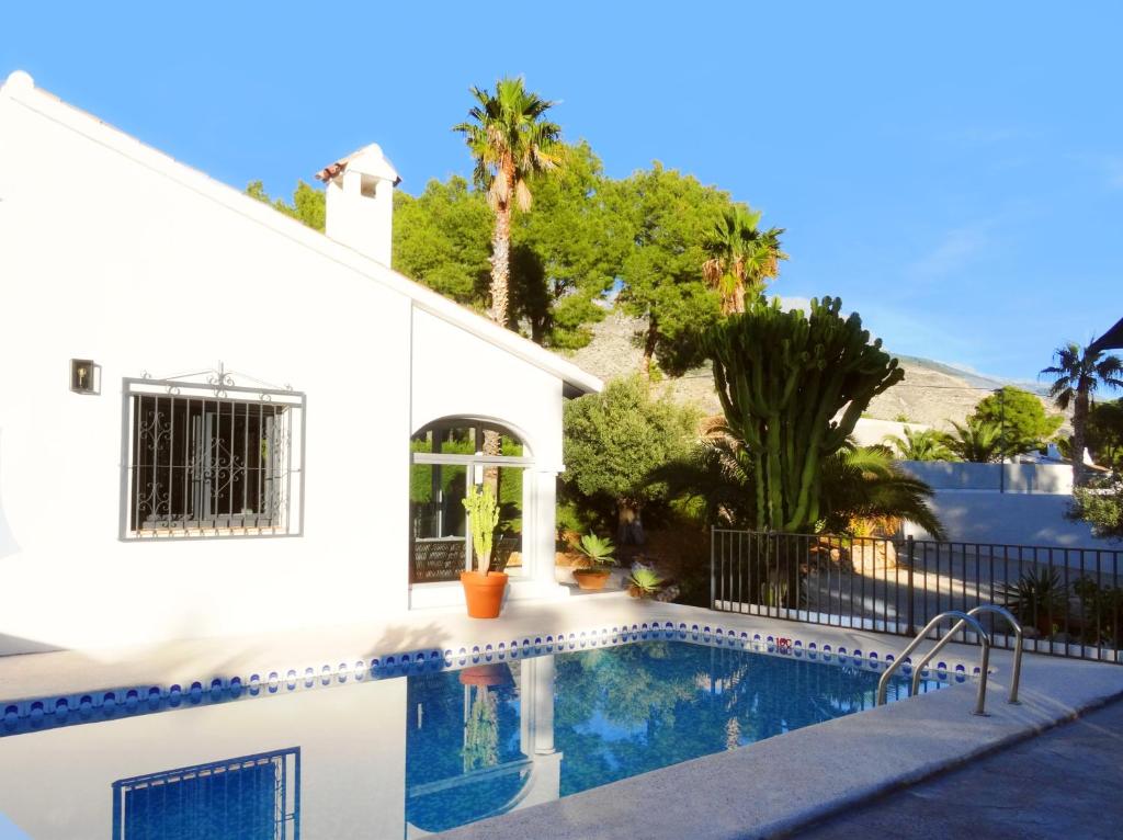 einen Pool vor einem weißen Haus in der Unterkunft Casa El Teix in Altea