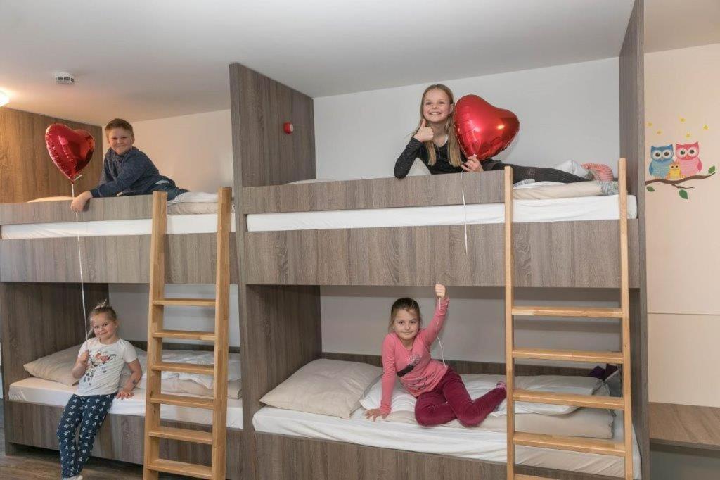 eine Gruppe von Kindern auf Etagenbetten in der Unterkunft L-Appartements in Burgau