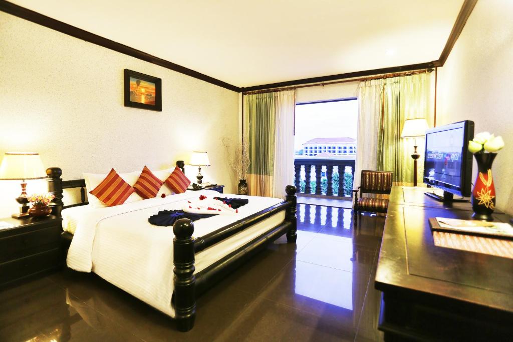 Postel nebo postele na pokoji v ubytování Lucky Angkor Hotel & Spa