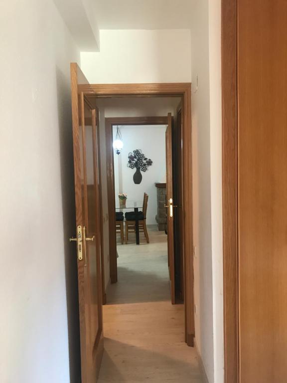 pasillo con puerta abierta y comedor en Blanchard Benas, en Benasque