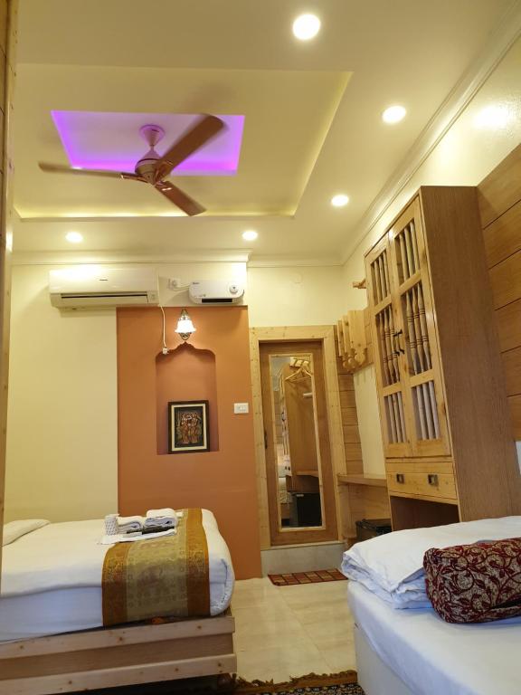 Postel nebo postele na pokoji v ubytování Hotel Temple On Ganges