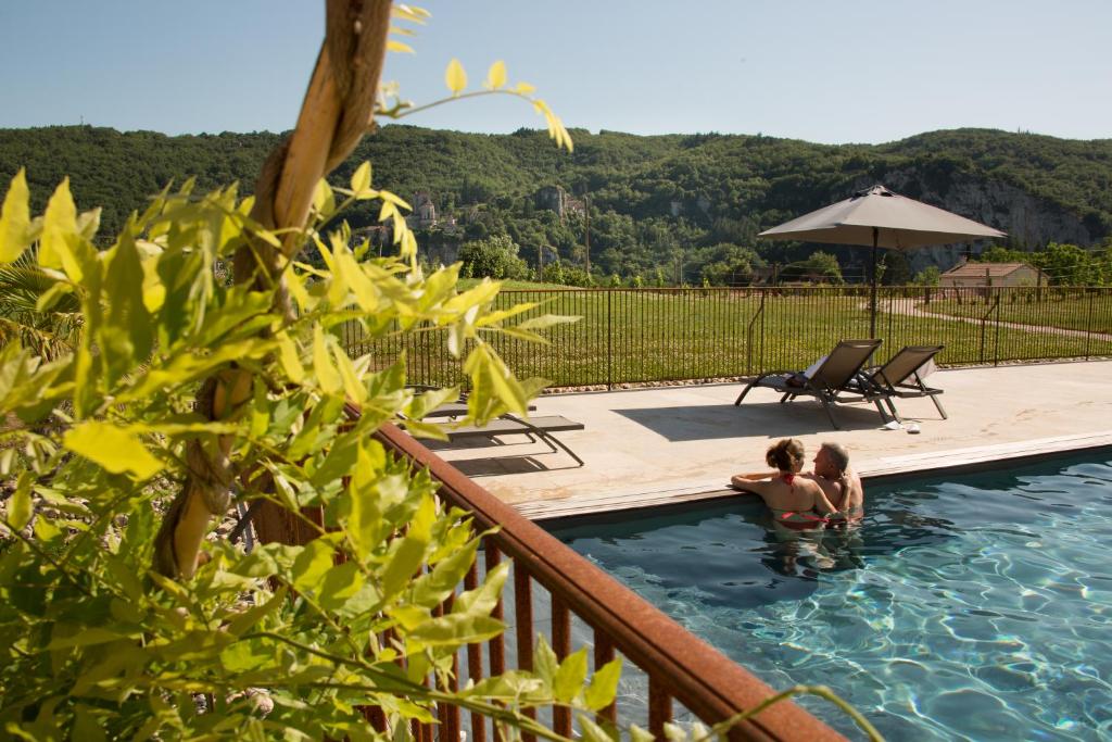 Bazén v ubytování Hôtel-Spa Le Saint Cirq nebo v jeho okolí