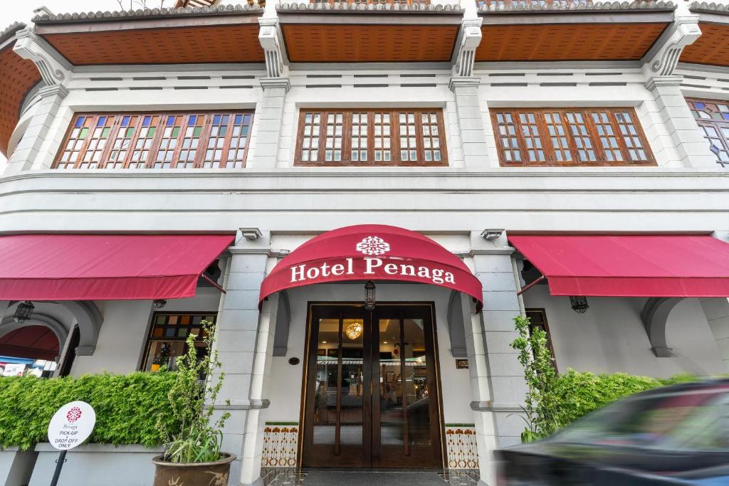 um hotel penang com toldos vermelhos num edifício em Hotel Penaga em George Town