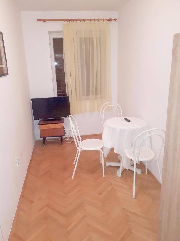 Televízia a/alebo spoločenská miestnosť v ubytovaní Pavlinović Jure