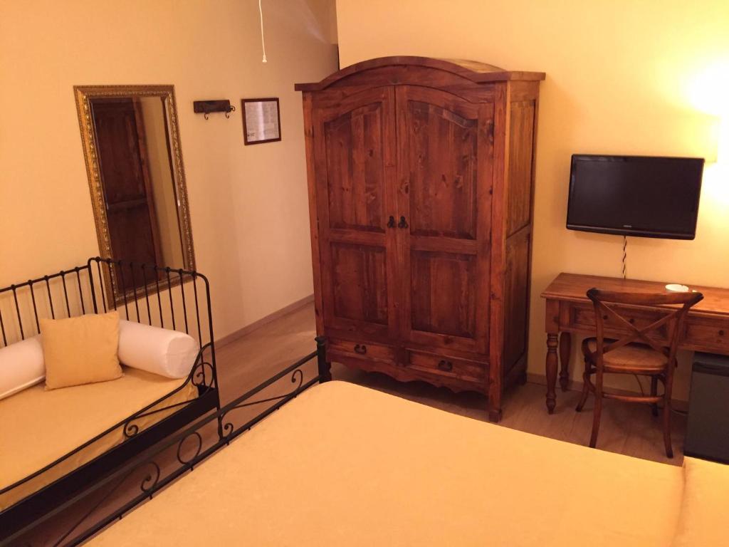 A bed or beds in a room at Hotel Il Caminetto