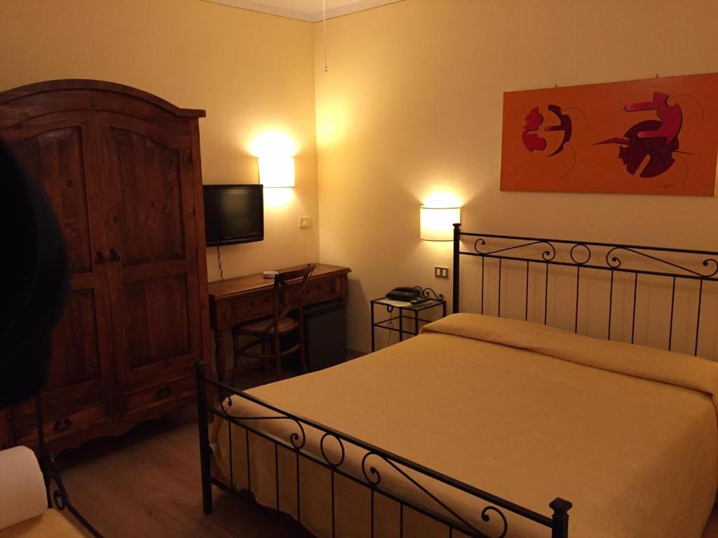 A bed or beds in a room at Hotel Il Caminetto