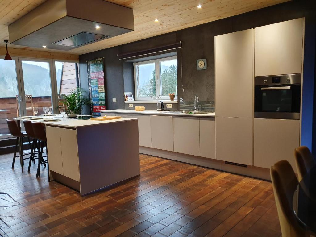 Kuchyň nebo kuchyňský kout v ubytování Vue sur Meuse
