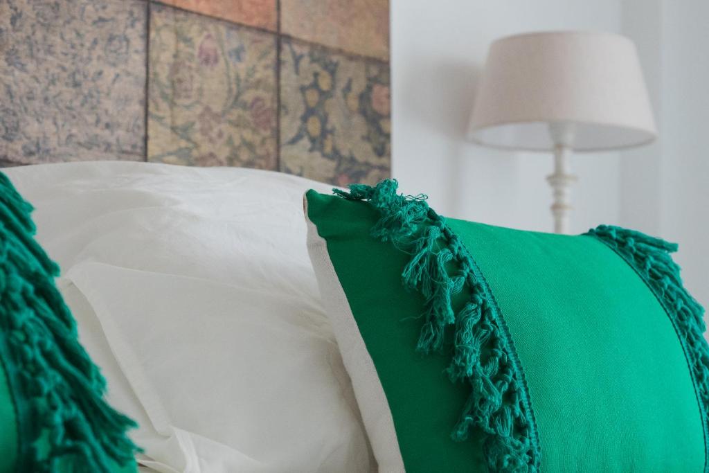 Łóżko lub łóżka w pokoju w obiekcie Casa de la Jara 10