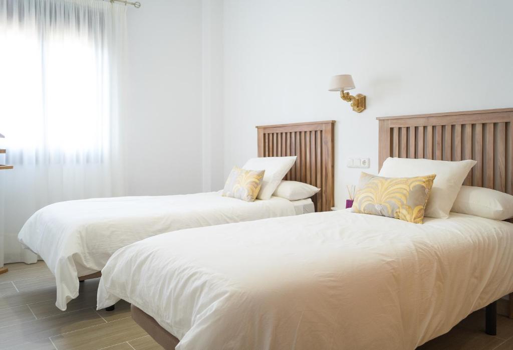 Łóżko lub łóżka w pokoju w obiekcie Casa de la Jara 10