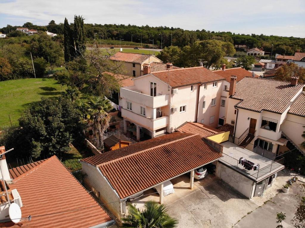widok na dach domu w obiekcie Apartments Sain with garden terrace near the beach w Poreču