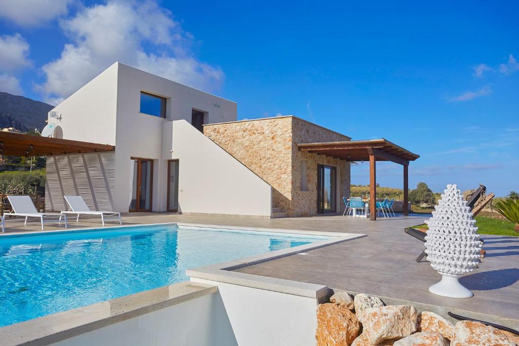 une villa avec piscine et une maison dans l'établissement Villa della Pigna, à Scopello