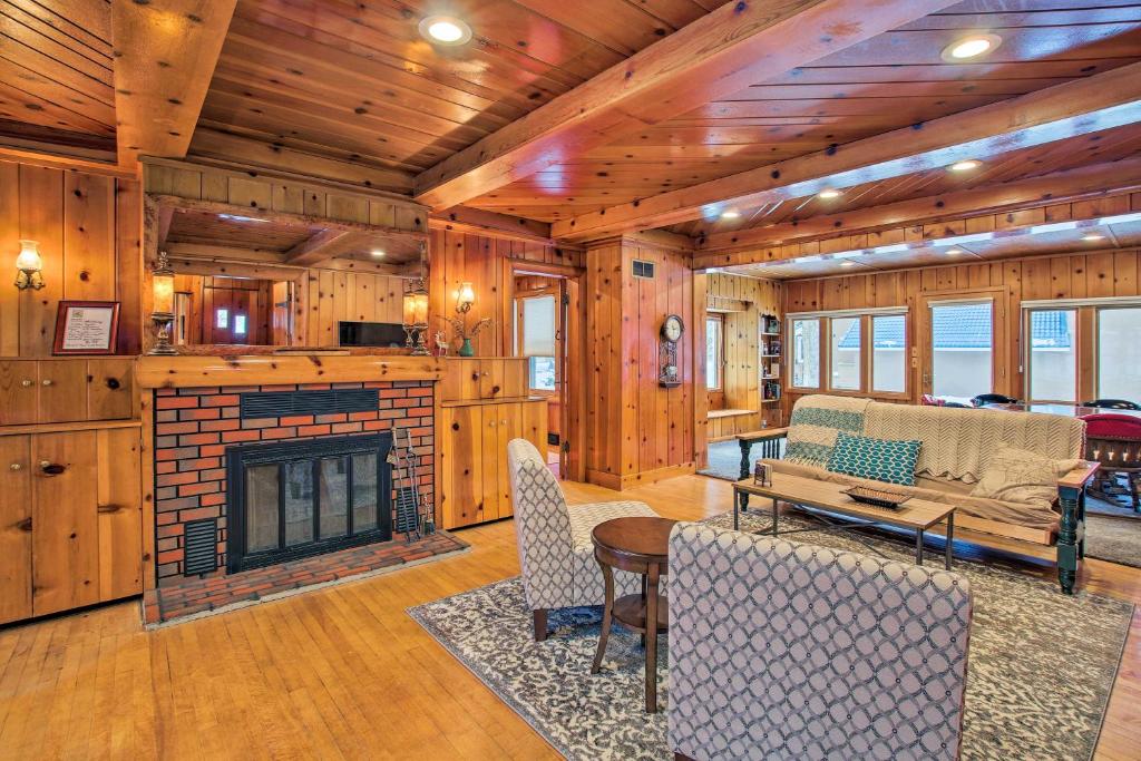 sala de estar con chimenea y sofá en Ogden Riverfront Retreat Near Snowbasin Ski Resort en Ogden