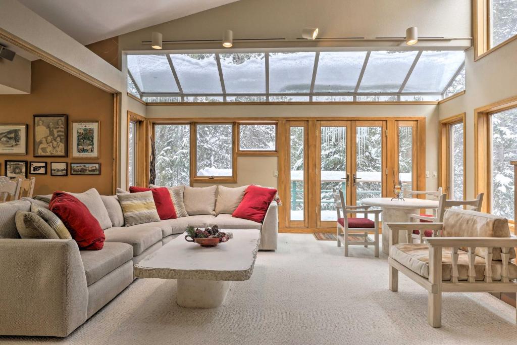 Una sala de estar con un sofá y una ventana. en Ski-InandSki-Out Winter Park Condo with Pool Access!, en Winter Park