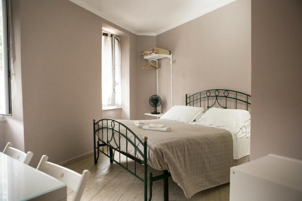 sypialnia z łóżkiem z białą pościelą i oknem w obiekcie Vernazza2010 Rooms w mieście Vernazza