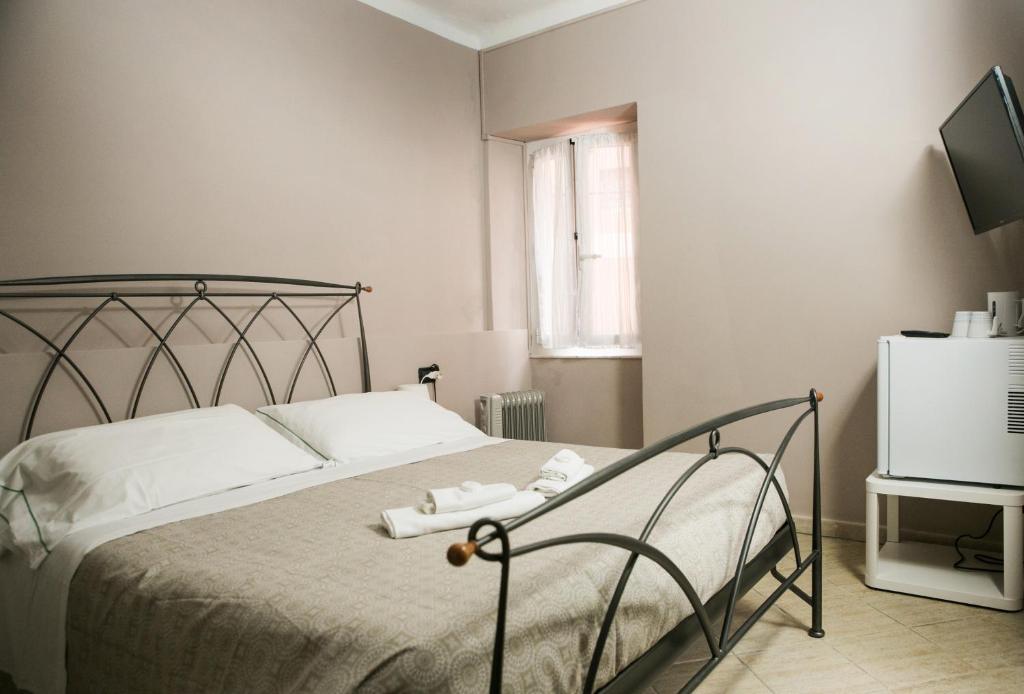 Łóżko lub łóżka w pokoju w obiekcie Vernazza2010 Rooms