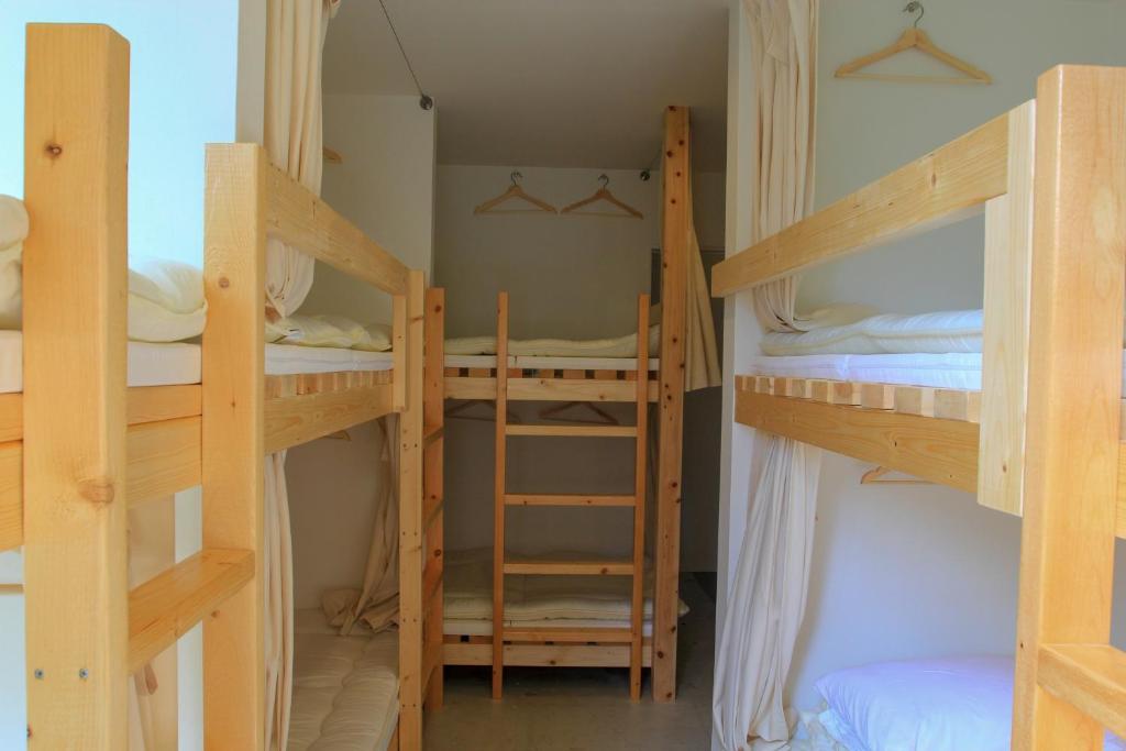 Palanda nebo palandy na pokoji v ubytování plumhostel