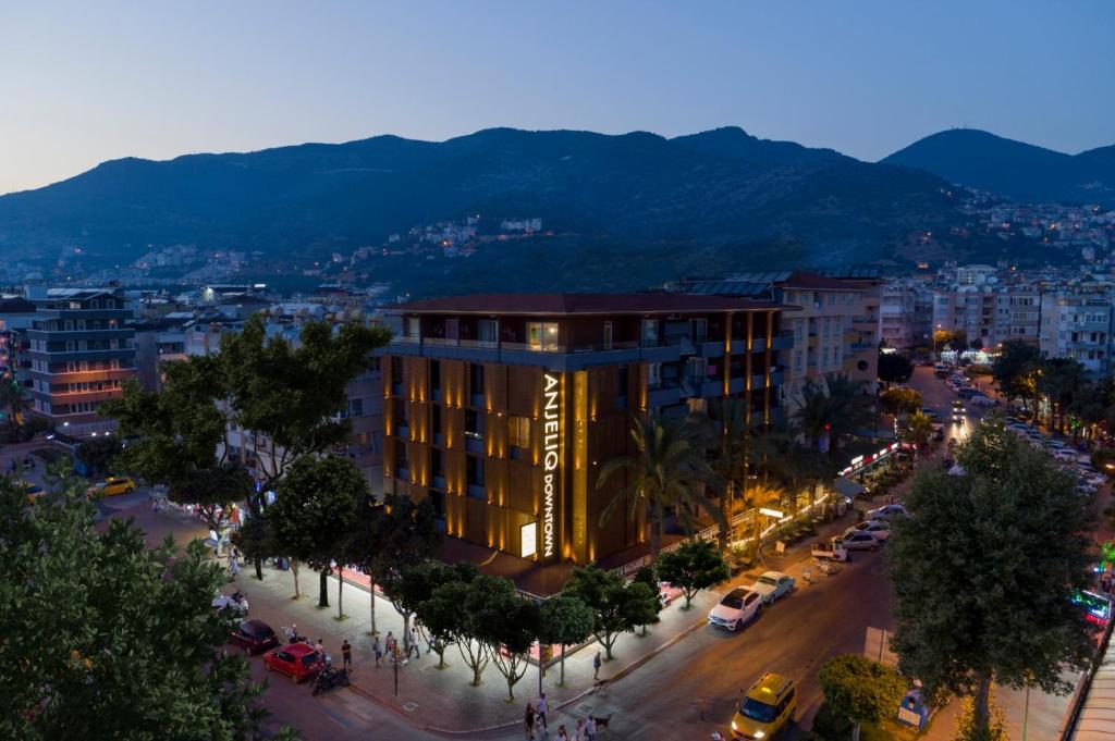 een uitzicht op een stadsstraat met een gebouw bij Anjeliq Downtown Boutique Hotel in Alanya