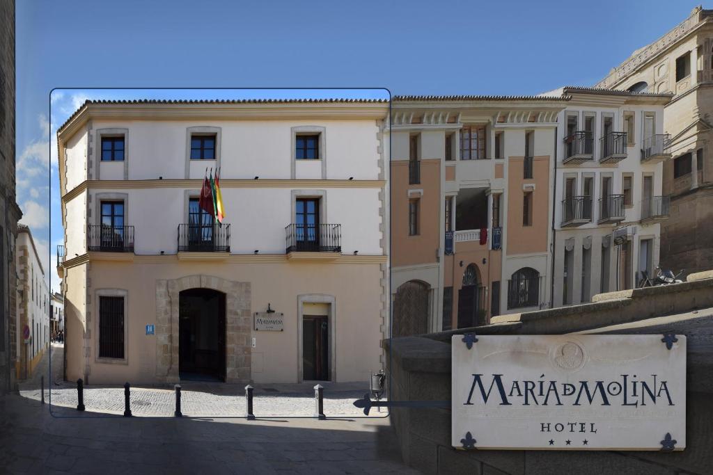 un edificio con una señal delante de él en María de Molina, en Úbeda