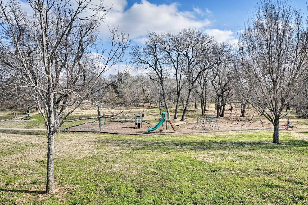 Norman Home with Yard, Walk to Park and OU Campus! - Vakantiehuis