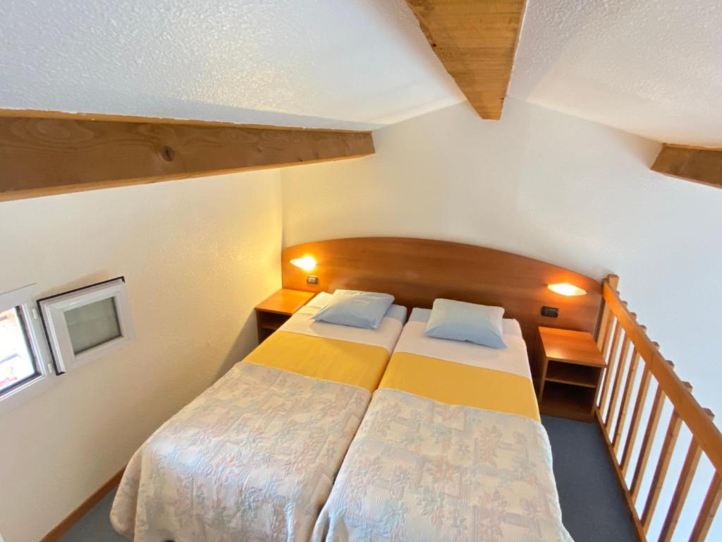Domaine De La Bégude في فايانس: غرفة نوم صغيرة بسريرين ودرج