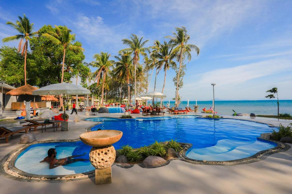 Bazén v ubytování Villa Cha-Cha Krabi Beachfront Resort nebo v jeho okolí
