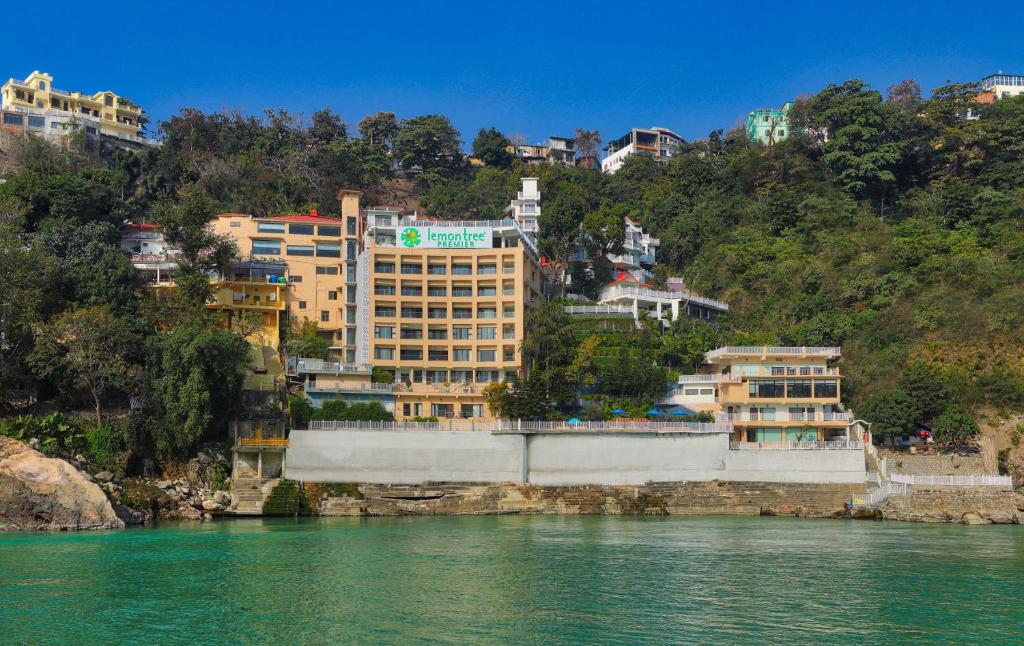 un grande edificio sul lato di un fiume di Lemon Tree Premier, Rishikesh a Rishikesh